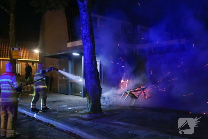 Brandweer blust brandende stoelen in Soesterkwartier