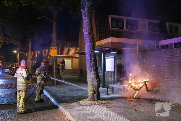 Brandweer blust brandende stoelen in Soesterkwartier