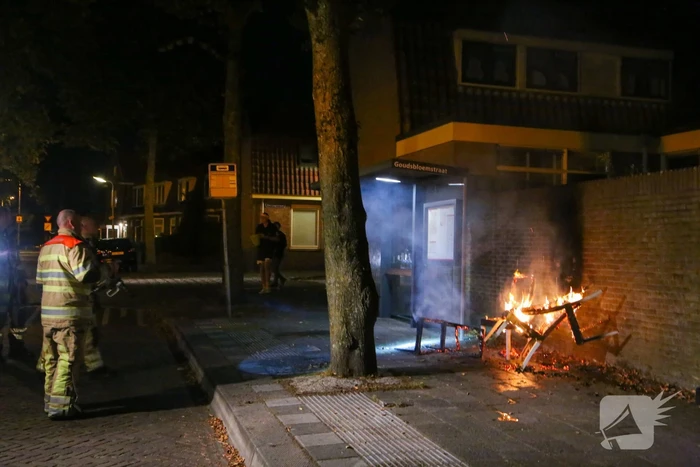 Brandweer blust brandende stoelen in Soesterkwartier