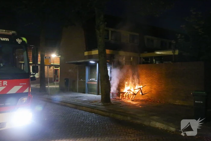 Brandweer blust brandende stoelen in Soesterkwartier