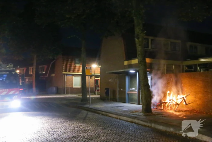 Brandweer blust brandende stoelen in Soesterkwartier