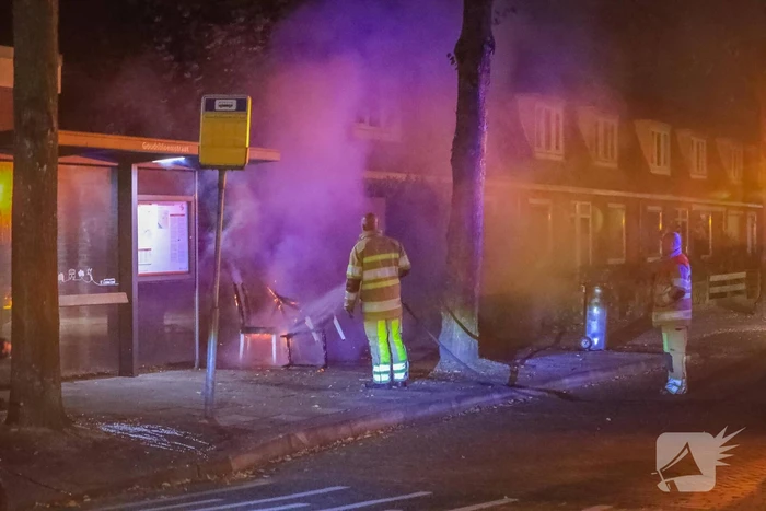 Brandweer blust brandende stoelen in Soesterkwartier