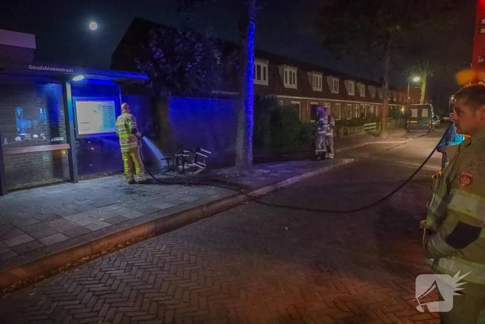 Brandweer blust brandende stoelen in Soesterkwartier