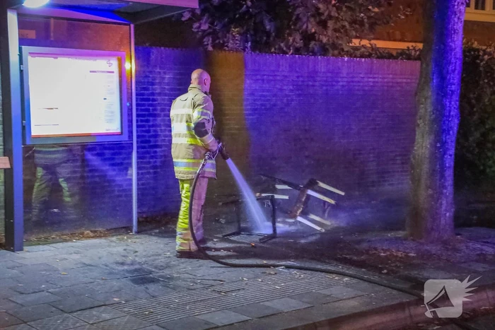 Brandweer blust brandende stoelen in Soesterkwartier