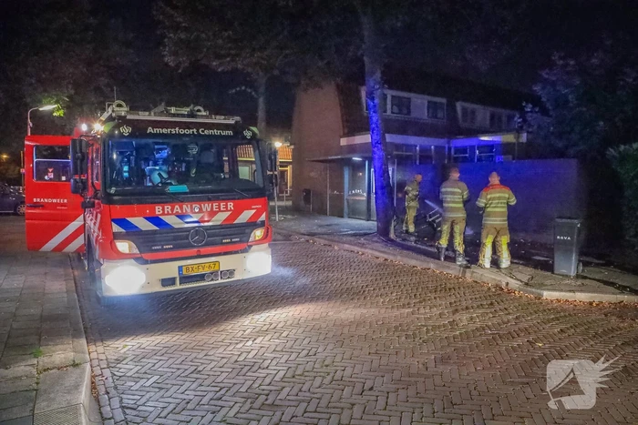 Brandweer blust brandende stoelen in Soesterkwartier