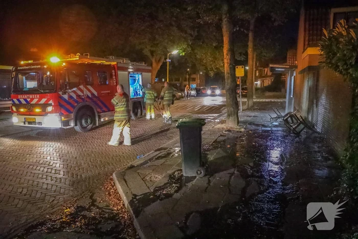 Brandweer blust brandende stoelen in Soesterkwartier