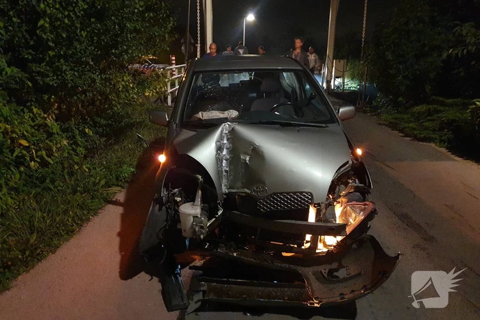Automobilist botst met auto tegen ophaalbrug