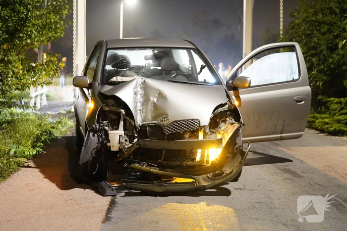 Automobilist botst met auto tegen ophaalbrug