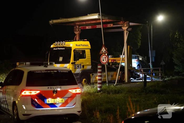 Automobilist botst met auto tegen ophaalbrug