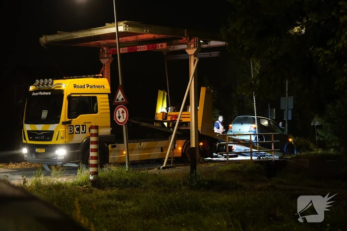 Automobilist botst met auto tegen ophaalbrug