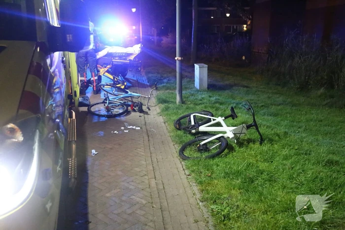 Twee fietsers gewond bij botsing