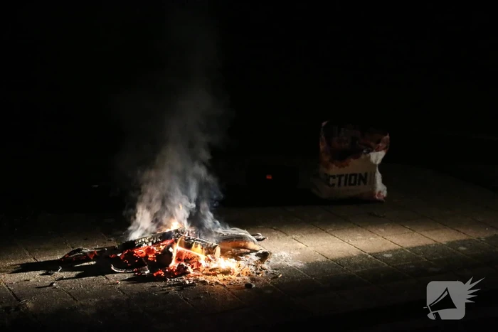 Vreugdevuur door de brandweermannen gedoofd