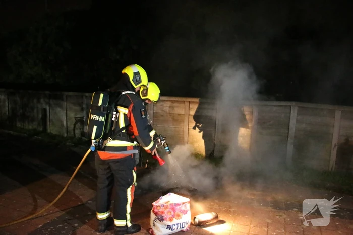 Vreugdevuur door de brandweermannen gedoofd