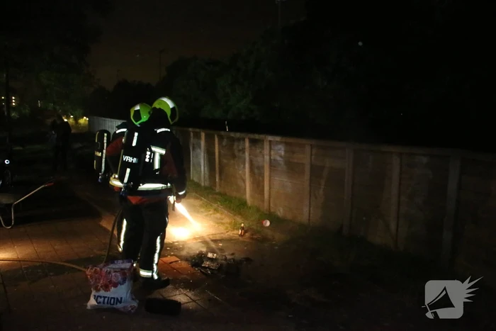 Vreugdevuur door de brandweermannen gedoofd