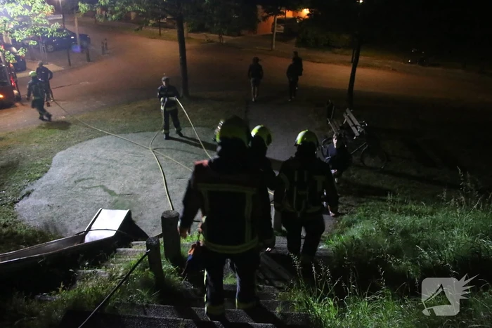 Vreugdevuur door de brandweermannen gedoofd