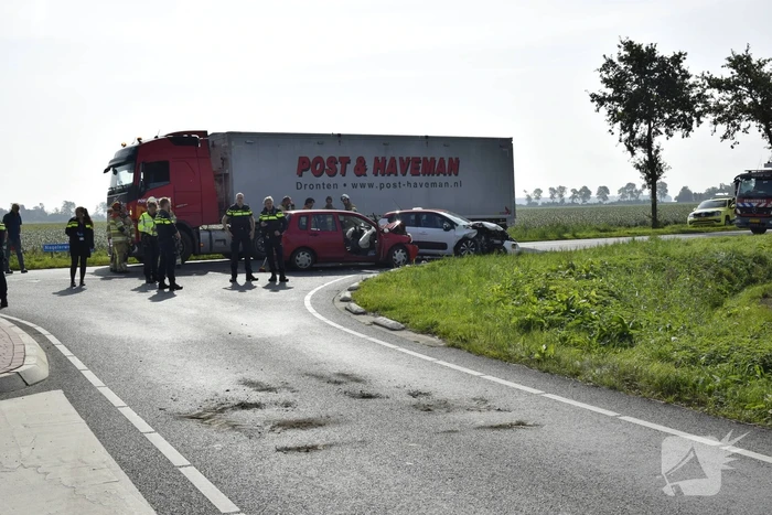 Kind gewond nadat twee auto's botsen