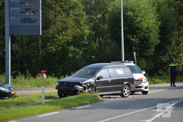 Veel schade bij aanrijding met vrachtwagen en auto