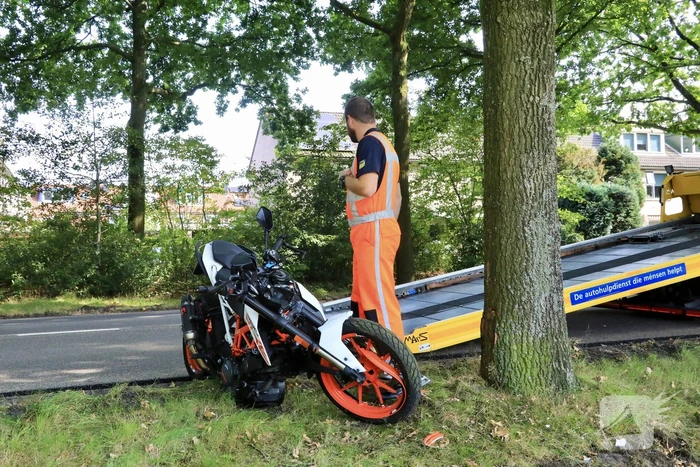 Motorrijder raakt van de weg en knalt tegen boom
