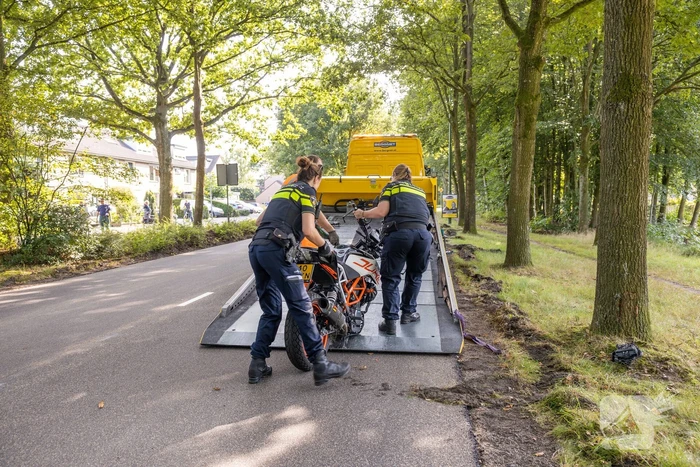 Motorrijder raakt van de weg en knalt tegen boom