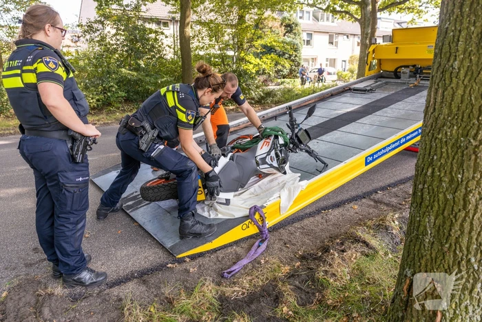 Motorrijder raakt van de weg en knalt tegen boom