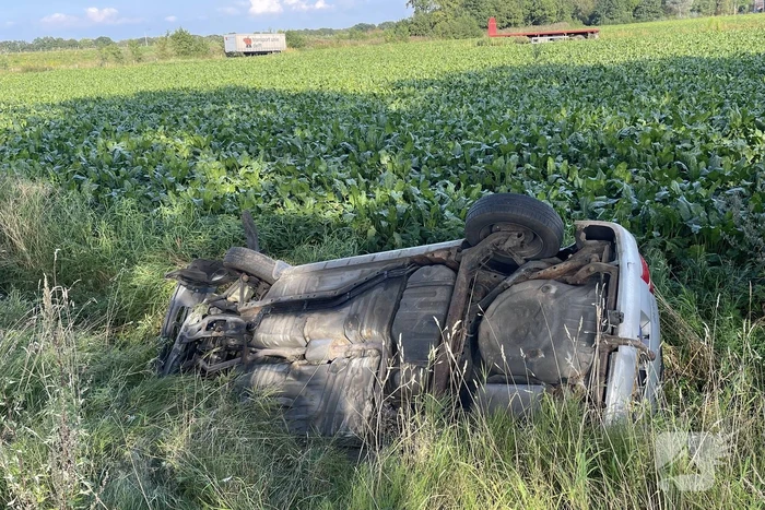 Auto op de kop in sloot