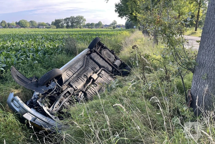 Auto op de kop in sloot