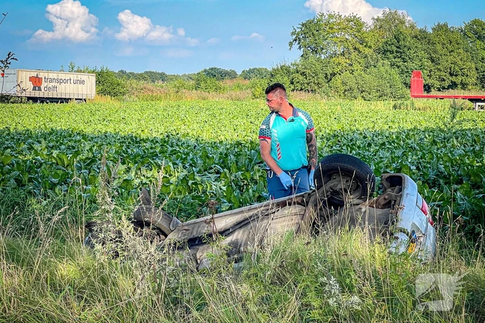 Auto op de kop in sloot