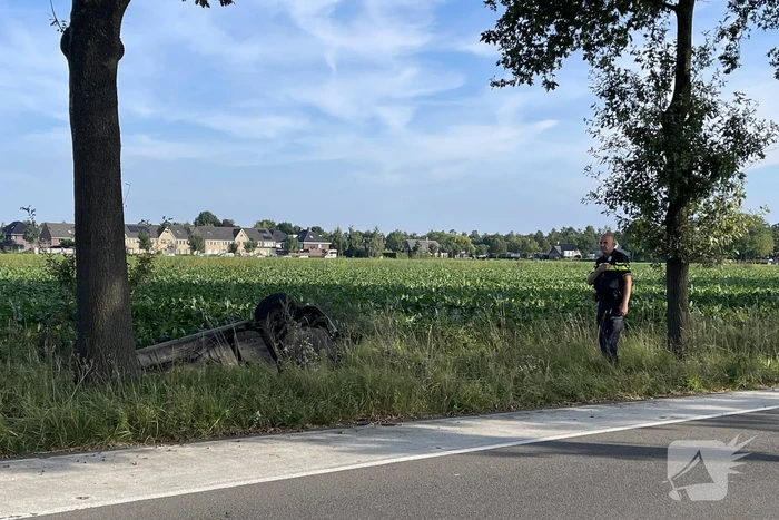 Auto op de kop in sloot