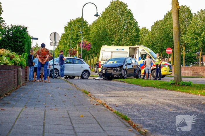 Veel schade bij ongeval tussen twee auto's