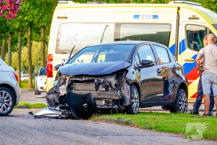 Veel schade bij ongeval tussen twee auto's
