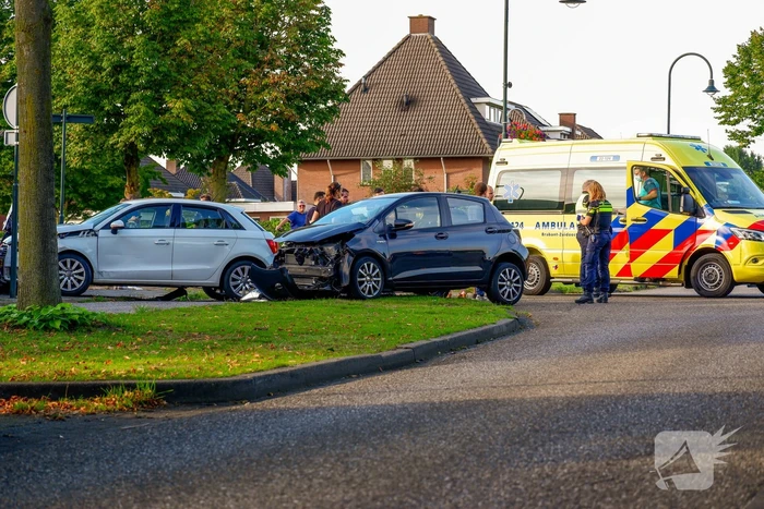 Veel schade bij ongeval tussen twee auto's
