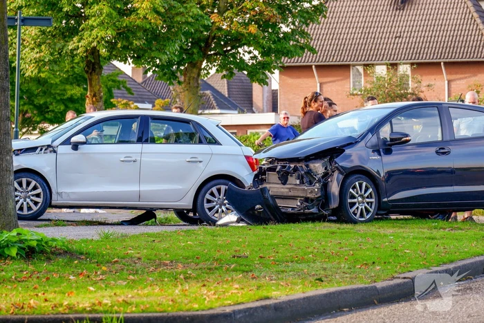 Veel schade bij ongeval tussen twee auto's