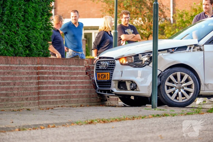 Veel schade bij ongeval tussen twee auto's
