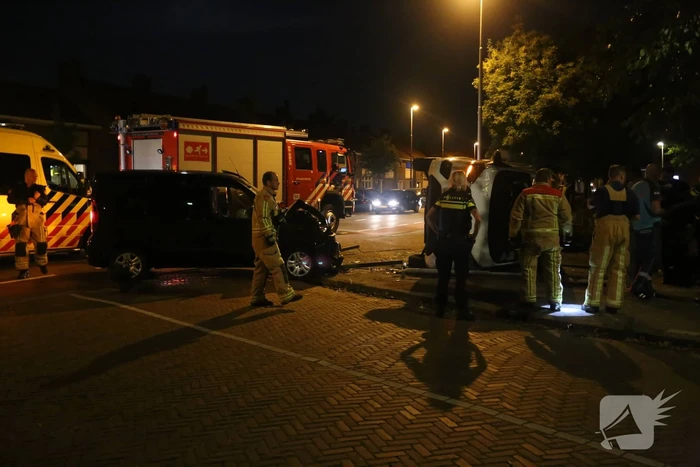 Auto op zijn kant bij aanrijding