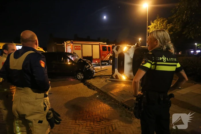 Auto op zijn kant bij aanrijding