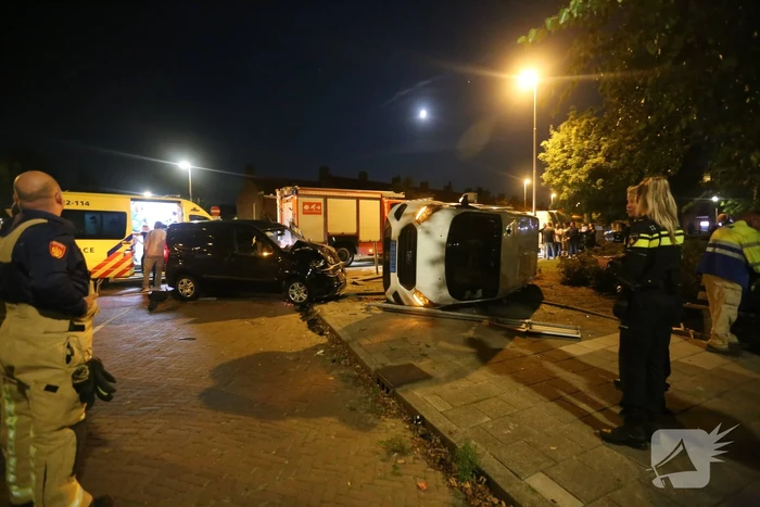 Auto op zijn kant bij aanrijding