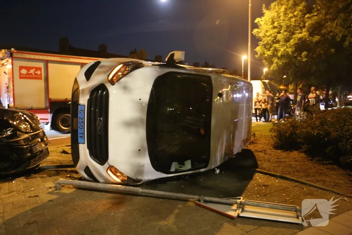 Auto op zijn kant bij aanrijding