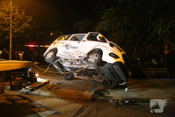 Auto op zijn kant bij aanrijding