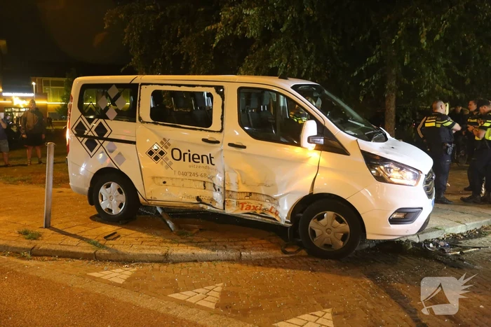 Auto op zijn kant bij aanrijding