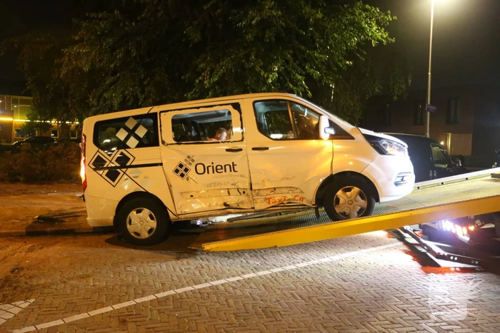 Auto op zijn kant bij aanrijding