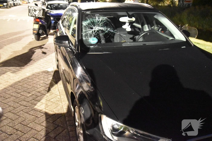 Dronken man op scooter rijdt tegen geparkeerde auto