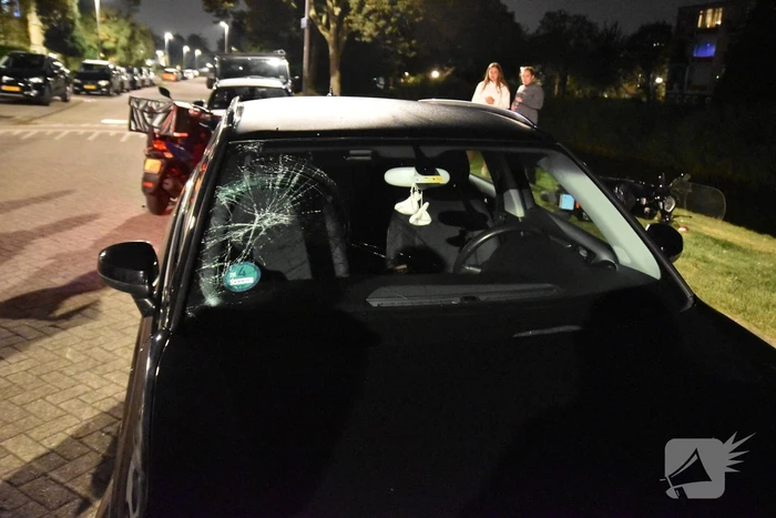 Dronken man op scooter rijdt tegen geparkeerde auto