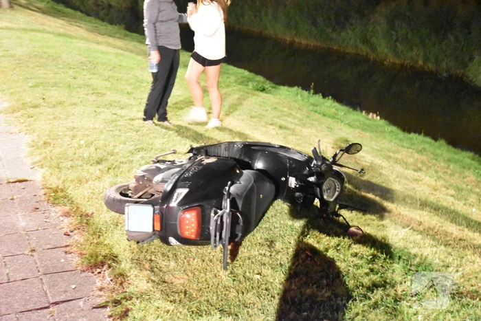 Dronken man op scooter rijdt tegen geparkeerde auto