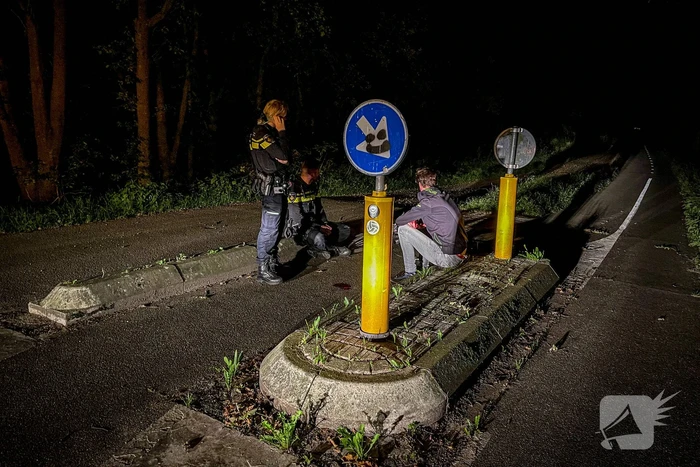Fietser vliegt over vluchtheuvel