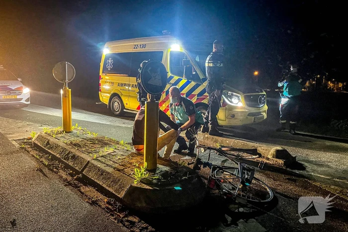 Fietser vliegt over vluchtheuvel