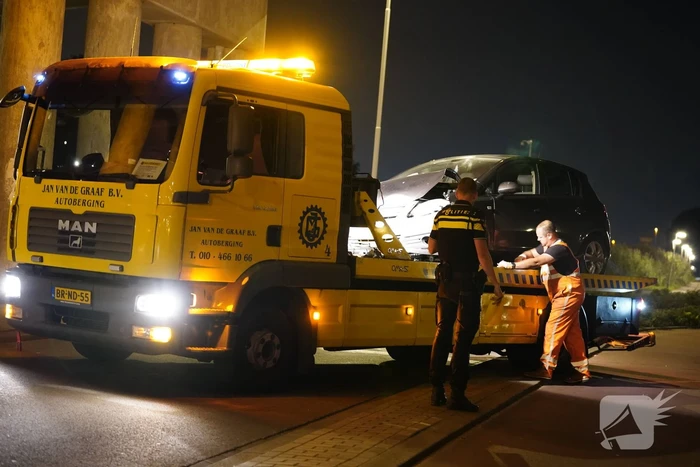 Auto zwaarbeschadigd na botsing met brugpijler