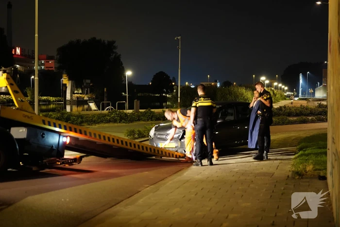 Auto zwaarbeschadigd na botsing met brugpijler