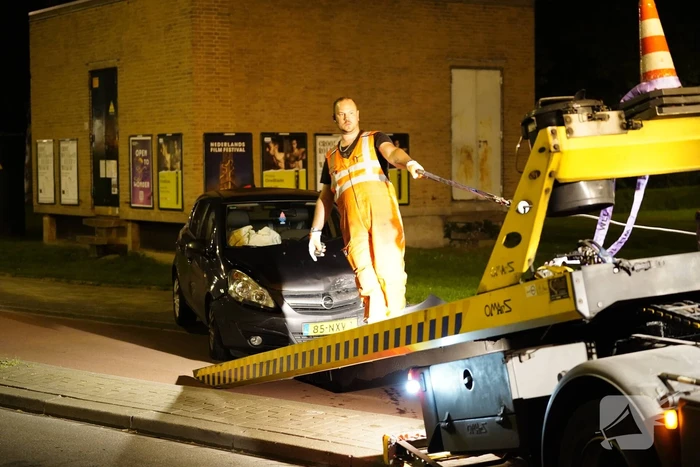 Auto zwaarbeschadigd na botsing met brugpijler