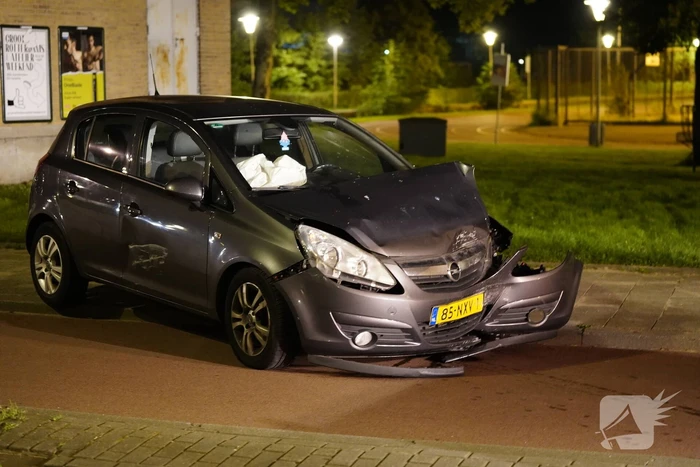 Auto zwaarbeschadigd na botsing met brugpijler
