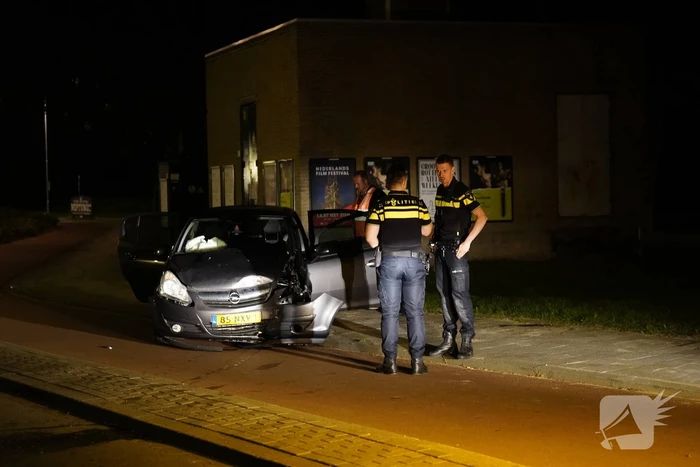 Auto zwaarbeschadigd na botsing met brugpijler